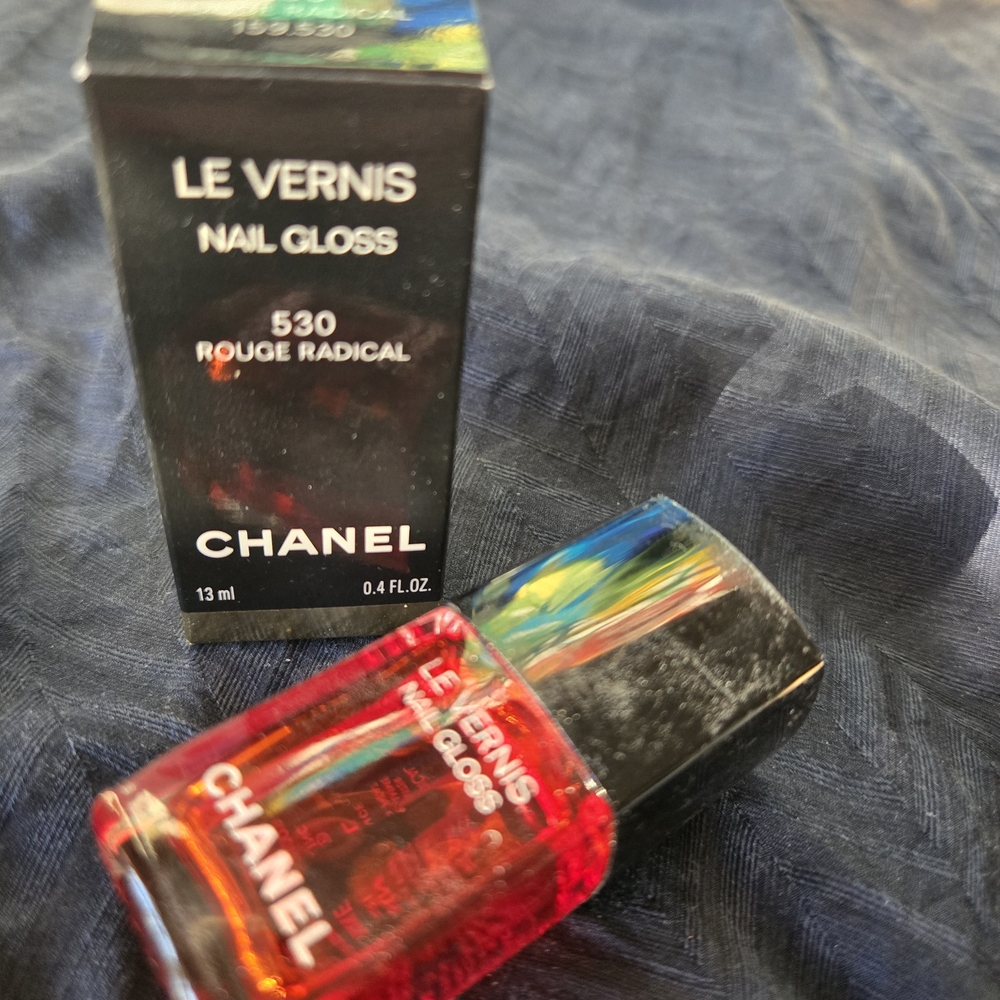 CHANEL Le Vernis Nail Gloss in Rouge Radical